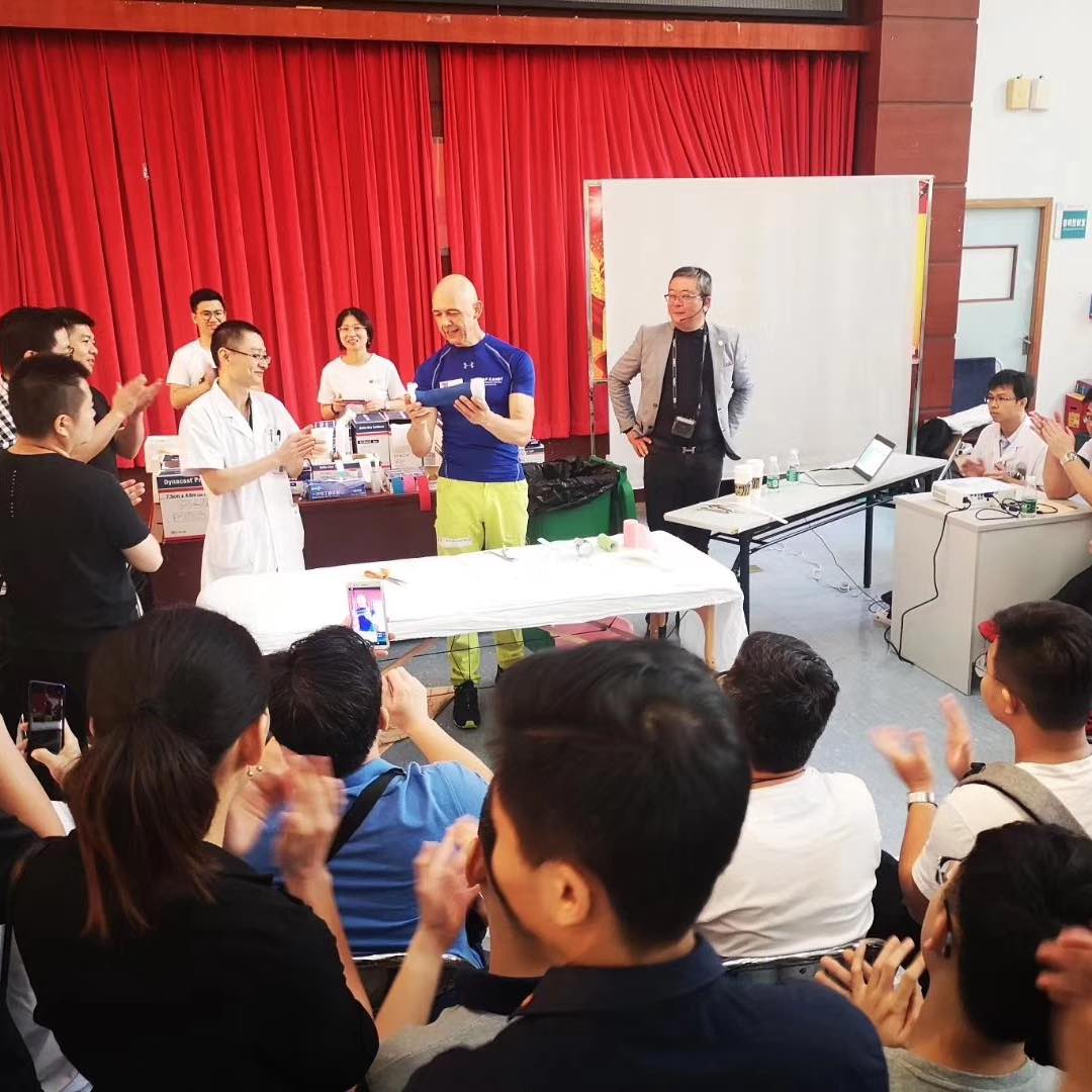 Olaf Kandt bei einem medical training in China im Bereich Gips- & Castanwengungen